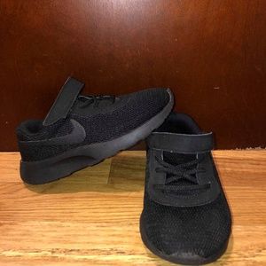 all black nike sneakers
